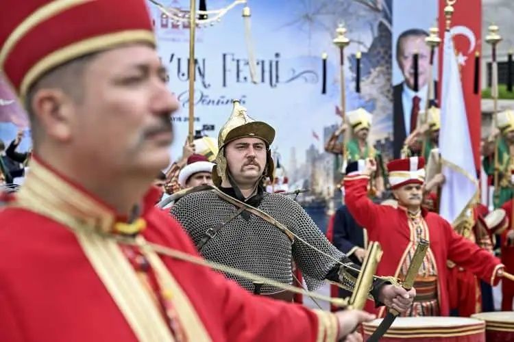 Mehteran çaldı, İstanbul inledi: Fethin 573. yılında çifte bayram coşkusu! Erdoğan Cuma namazını Ayasofya'da kıldı... 4