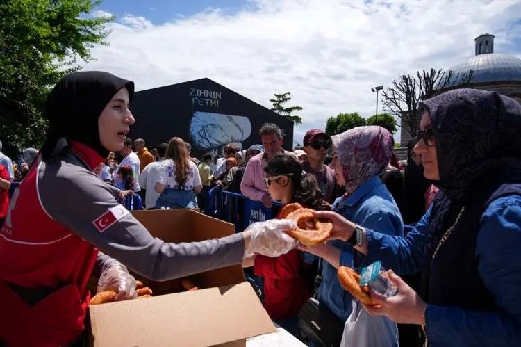Mehteran çaldı, İstanbul inledi: Fethin 573. yılında çifte bayram coşkusu! Erdoğan Cuma namazını Ayasofya'da kıldı... 11