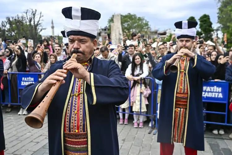 Mehteran çaldı, İstanbul inledi: Fethin 573. yılında çifte bayram coşkusu! Erdoğan Cuma namazını Ayasofya'da kıldı... 2