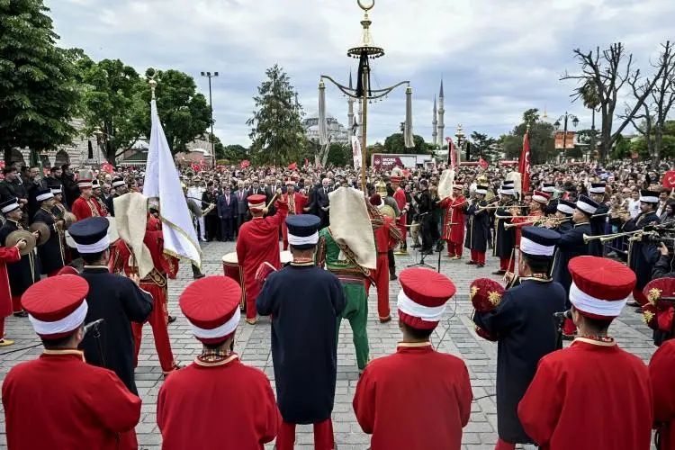 Mehteran çaldı, İstanbul inledi: Fethin 573. yılında çifte bayram coşkusu! Erdoğan Cuma namazını Ayasofya'da kıldı... 8