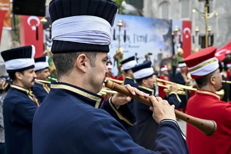 Mehteran çaldı, İstanbul inledi: Fethin 573. yılında çifte bayram coşkusu! Erdoğan Cuma namazını Ayasofya'da kıldı... 12