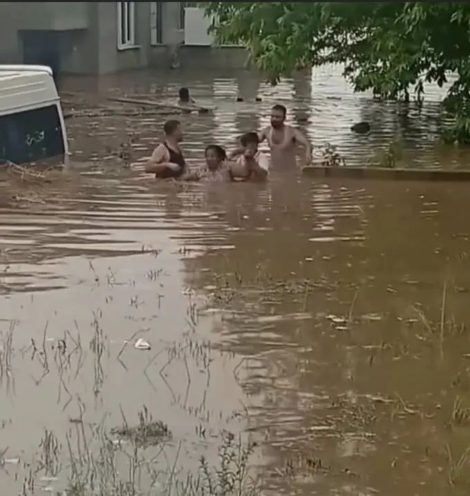 Sarı kod sonrası kabus: Hatay ve Osmaniye'yi sağanak vurdu, evler sular altında kaldı! İşte kare kare yıkım, saniye saniye can pazarı! 11