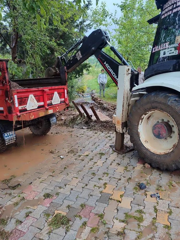 Sarı kod sonrası kabus: Hatay ve Osmaniye'yi sağanak vurdu, evler sular altında kaldı! İşte kare kare yıkım, saniye saniye can pazarı! 19