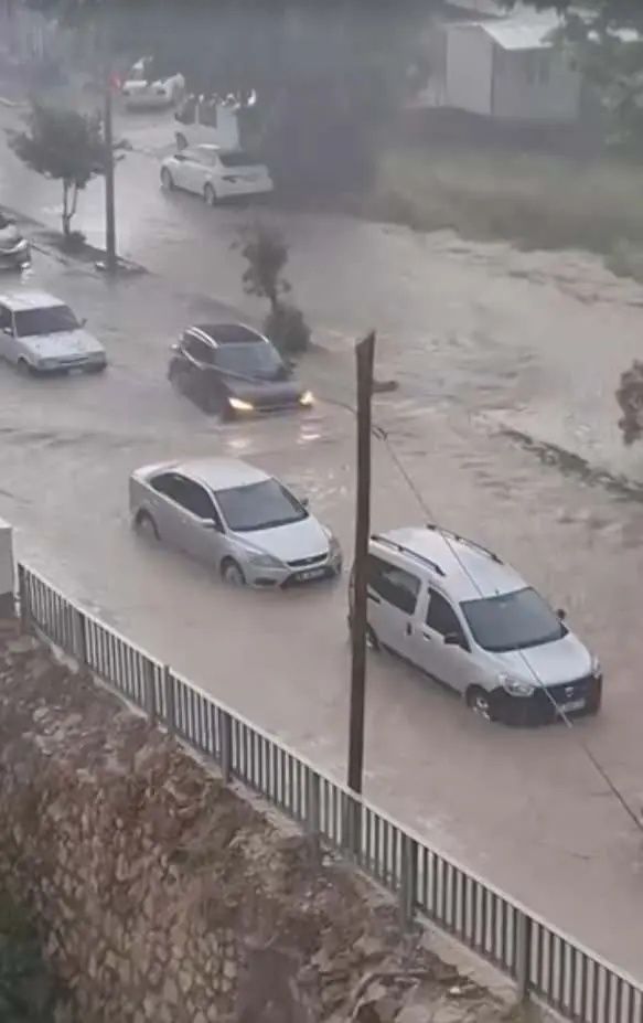 Sarı kod sonrası kabus: Hatay ve Osmaniye'yi sağanak vurdu, evler sular altında kaldı! İşte kare kare yıkım, saniye saniye can pazarı! 14