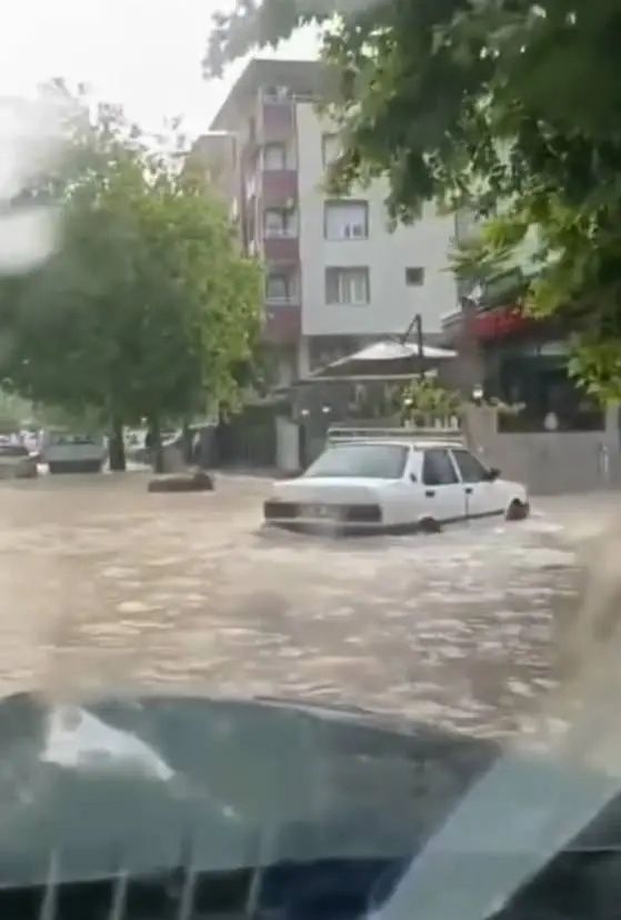 Sarı kod sonrası kabus: Hatay ve Osmaniye'yi sağanak vurdu, evler sular altında kaldı! İşte kare kare yıkım, saniye saniye can pazarı! 22