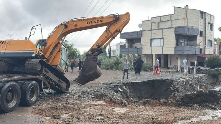Sarı kod sonrası kabus: Hatay ve Osmaniye'yi sağanak vurdu, evler sular altında kaldı! İşte kare kare yıkım, saniye saniye can pazarı! 20