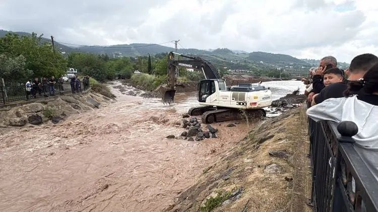 Sarı kod sonrası kabus: Hatay ve Osmaniye'yi sağanak vurdu, evler sular altında kaldı! İşte kare kare yıkım, saniye saniye can pazarı! 8