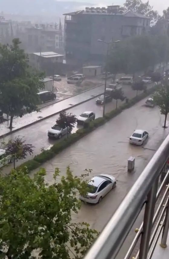 Sarı kod sonrası kabus: Hatay ve Osmaniye'yi sağanak vurdu, evler sular altında kaldı! İşte kare kare yıkım, saniye saniye can pazarı! 21
