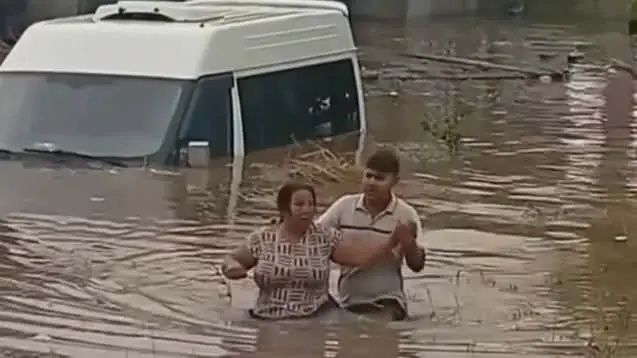 Sarı kod sonrası kabus: Hatay ve Osmaniye'yi sağanak vurdu, evler sular altında kaldı! İşte kare kare yıkım, saniye saniye can pazarı! 1