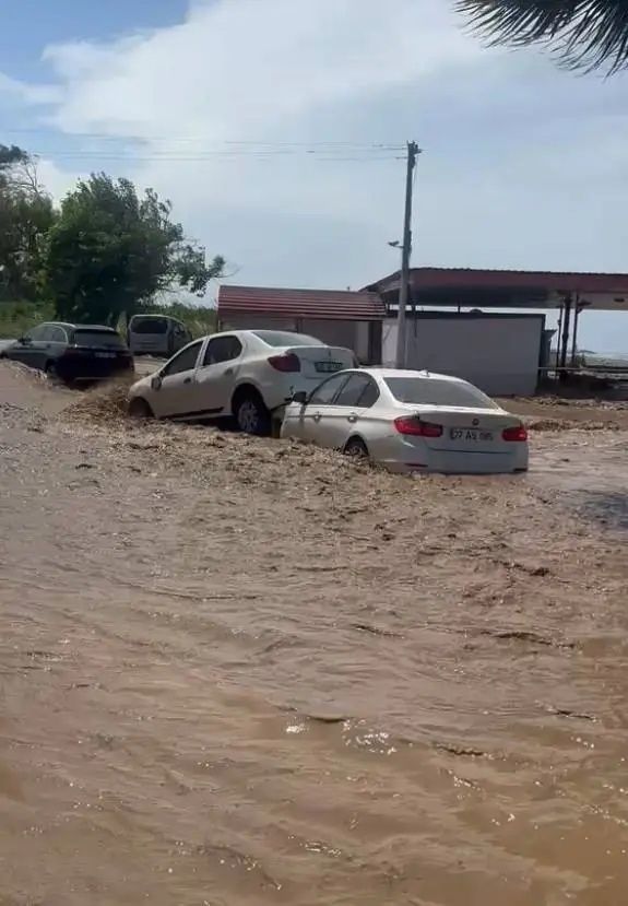 Sarı kod sonrası kabus: Hatay ve Osmaniye'yi sağanak vurdu, evler sular altında kaldı! İşte kare kare yıkım, saniye saniye can pazarı! 3
