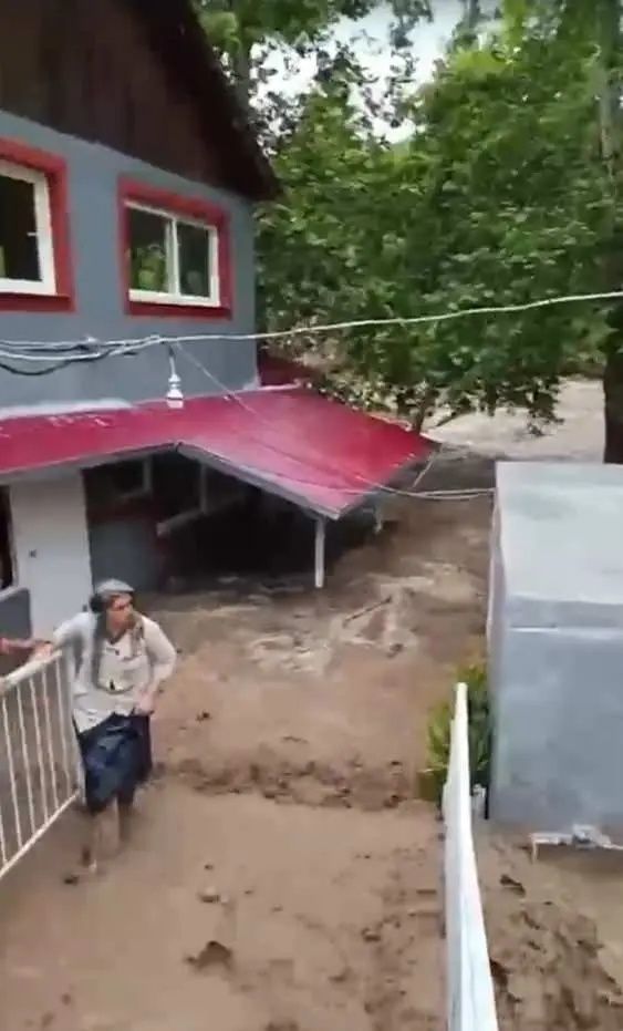 Sarı kod sonrası kabus: Hatay ve Osmaniye'yi sağanak vurdu, evler sular altında kaldı! İşte kare kare yıkım, saniye saniye can pazarı! 10