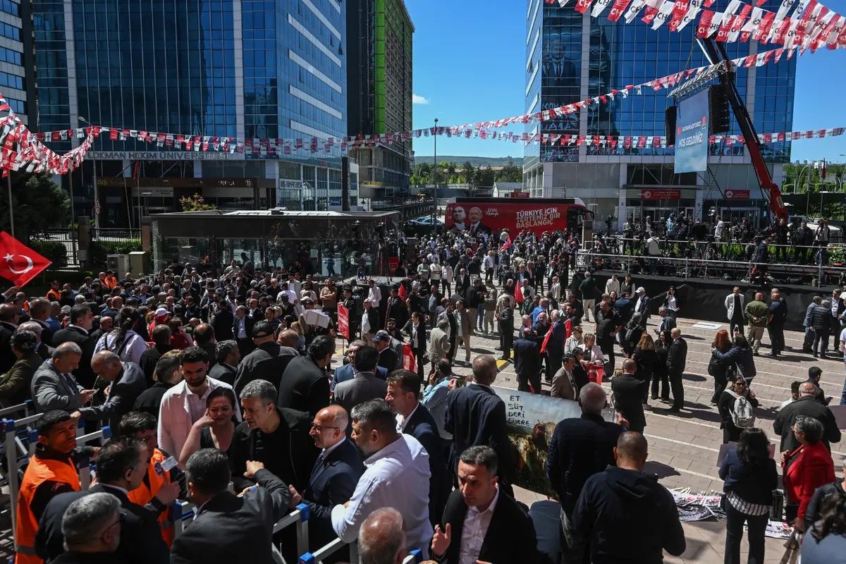 CHP Genel Merkezi'nde hareketlilik! Kılıçdaroğlu’nun mitinginde olay yaratan pankart! "Otel odalarında biz yoktuk, siz vardınız" 6