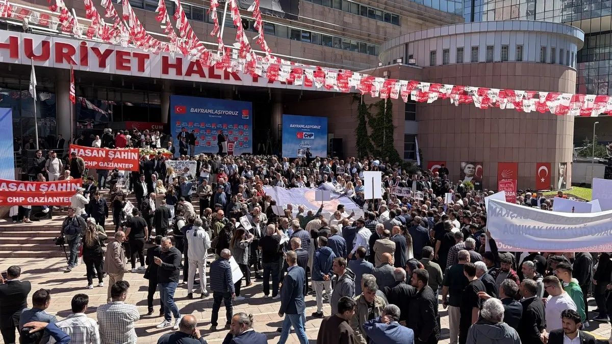 CHP Genel Merkezi'nde hareketlilik! Kılıçdaroğlu’nun mitinginde olay yaratan pankart! "Otel odalarında biz yoktuk, siz vardınız" 5