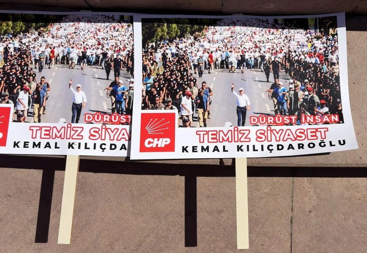 CHP Genel Merkezi'nde hareketlilik! Kılıçdaroğlu’nun mitinginde olay yaratan pankart! "Otel odalarında biz yoktuk, siz vardınız" 2