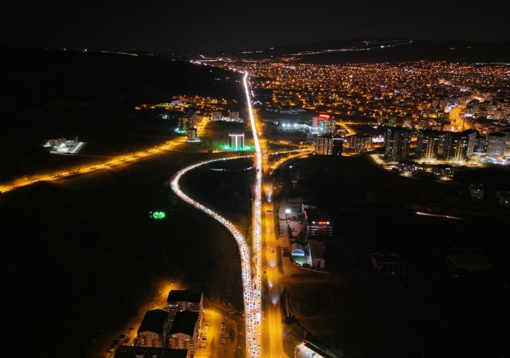Tatilciler dönüş yolunda: 43 ilin geçiş noktasında kilometrelerce kuyruk 1