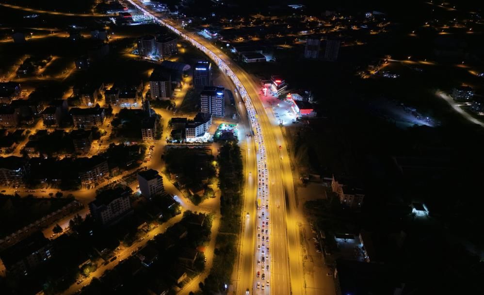 Tatilciler dönüş yolunda: 43 ilin geçiş noktasında kilometrelerce kuyruk 2