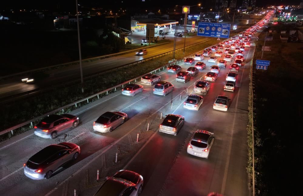 Tatilciler dönüş yolunda: 43 ilin geçiş noktasında kilometrelerce kuyruk 3