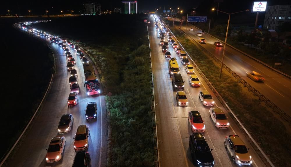 Tatilciler dönüş yolunda: 43 ilin geçiş noktasında kilometrelerce kuyruk 7