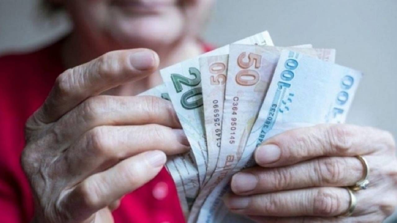 SSK ve Bağ-Kur emeklileri dikkat! En düşük emekli maaşı için rakam verildi: Emin Yılmaz seyyanen zam ile açıkladı 10