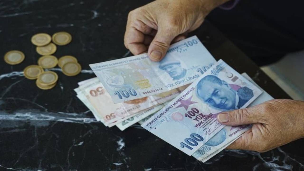 SSK ve Bağ-Kur emeklileri dikkat! En düşük emekli maaşı için rakam verildi: Emin Yılmaz seyyanen zam ile açıkladı 3