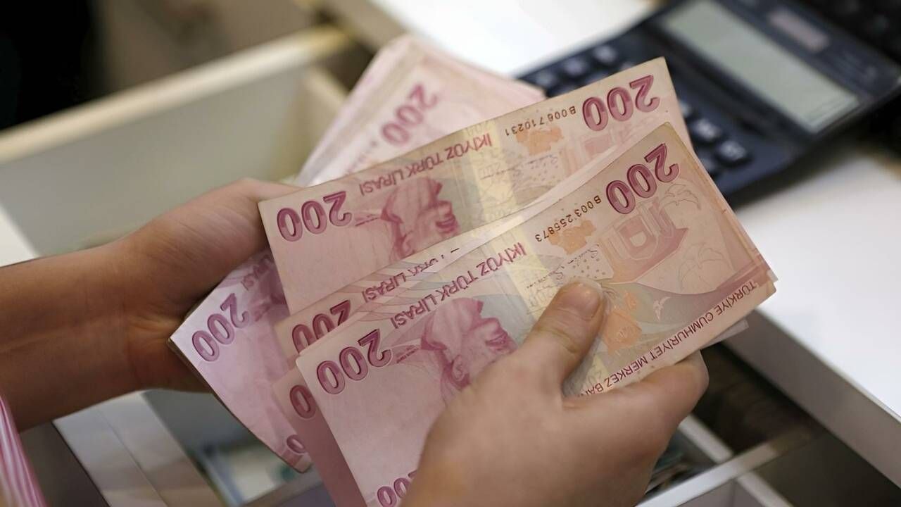 SSK ve Bağ-Kur emeklileri dikkat! En düşük emekli maaşı için rakam verildi: Emin Yılmaz seyyanen zam ile açıkladı 2