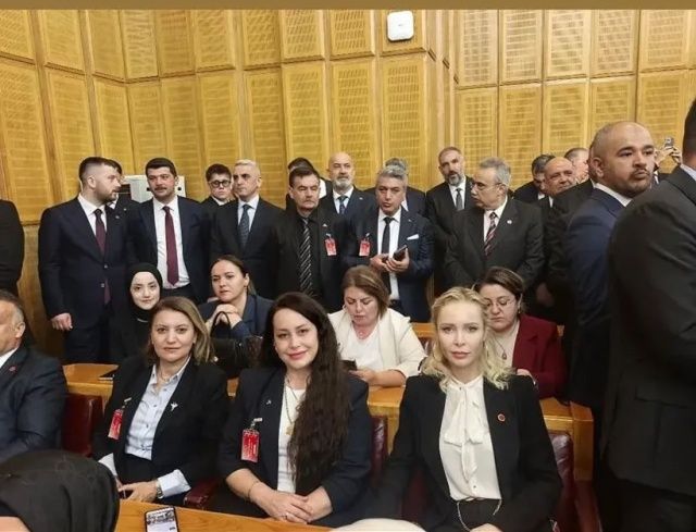 İbrahim Tatlıses'in eski eşi Ayşegül Yıldız siyasete atıldı! İşte katıldığı parti... 3