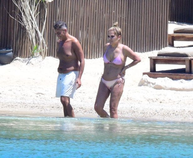 Demet Akalın'dan bikinili poz! 2