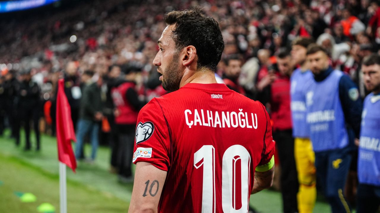 Hakan Çalhanoğlu Fenerbahçe'nin teklifini kabul etti! Alacağı maaş ortaya çıktı 5