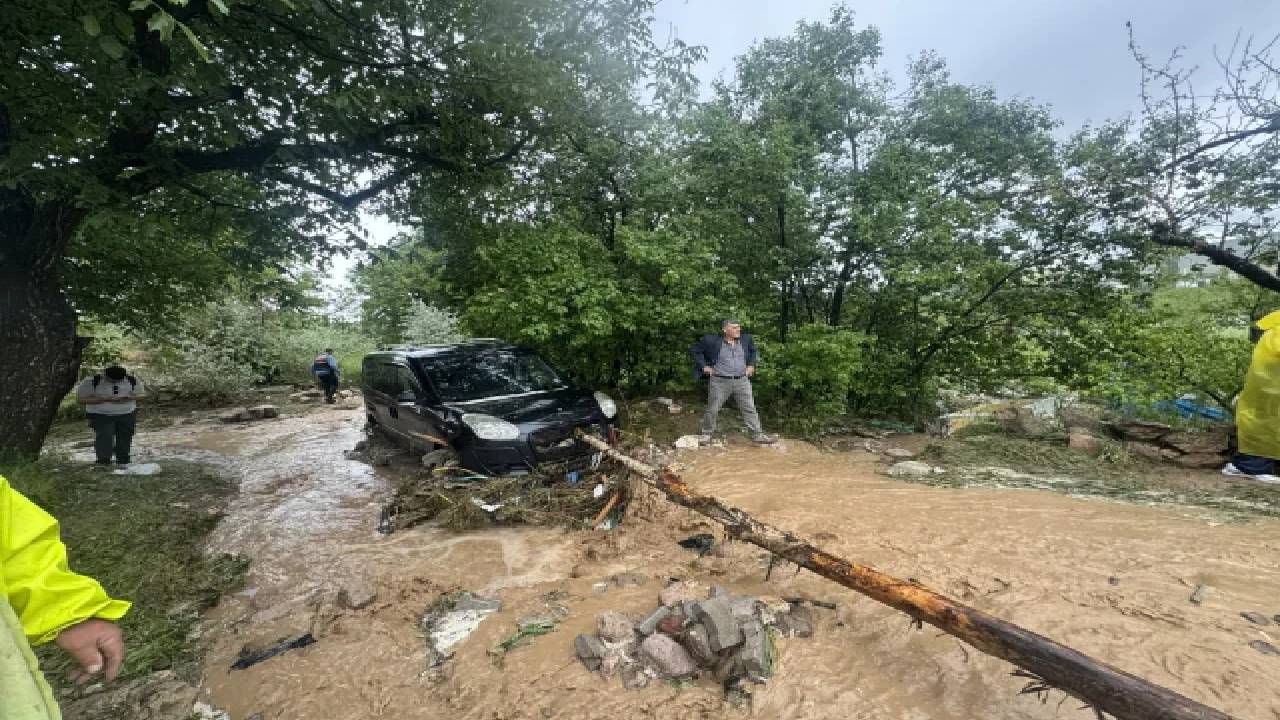 O şehrimizde haziranda sel felaketi! Araçlar içindekilerle birlikte suya kapıldı: Acı haber geldi 8