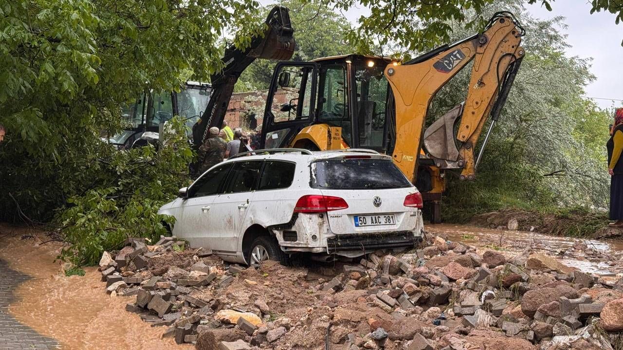 O şehrimizde haziranda sel felaketi! Araçlar içindekilerle birlikte suya kapıldı: Acı haber geldi 9