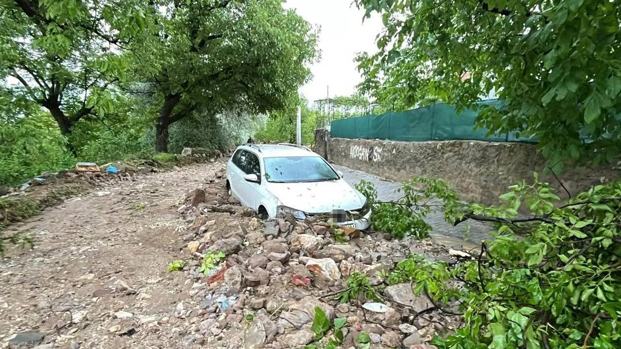 O şehrimizde haziranda sel felaketi! Araçlar içindekilerle birlikte suya kapıldı: Acı haber geldi 1