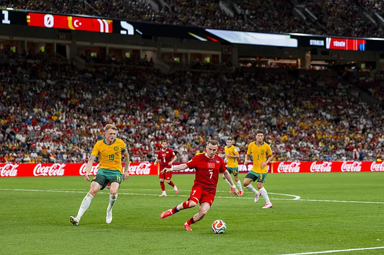 Ünlü yorumcudan milli futbolculara ağır sözler 7