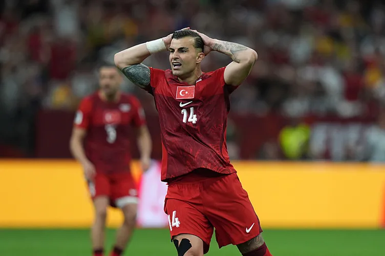 Ünlü yorumcudan milli futbolculara ağır sözler 6