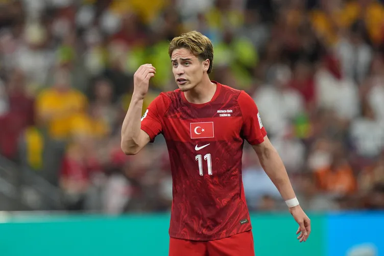 Ünlü yorumcudan milli futbolculara ağır sözler 2