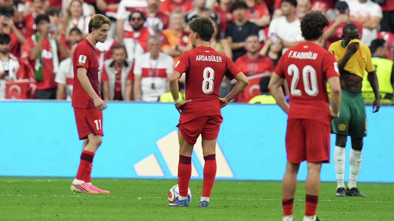 Ünlü yorumcudan milli futbolculara ağır sözler 10
