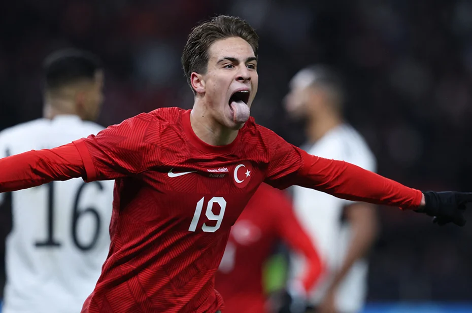 Montella, ilk 11'i değiştiriyor! Paraguay maçında 2 değişiklik 6