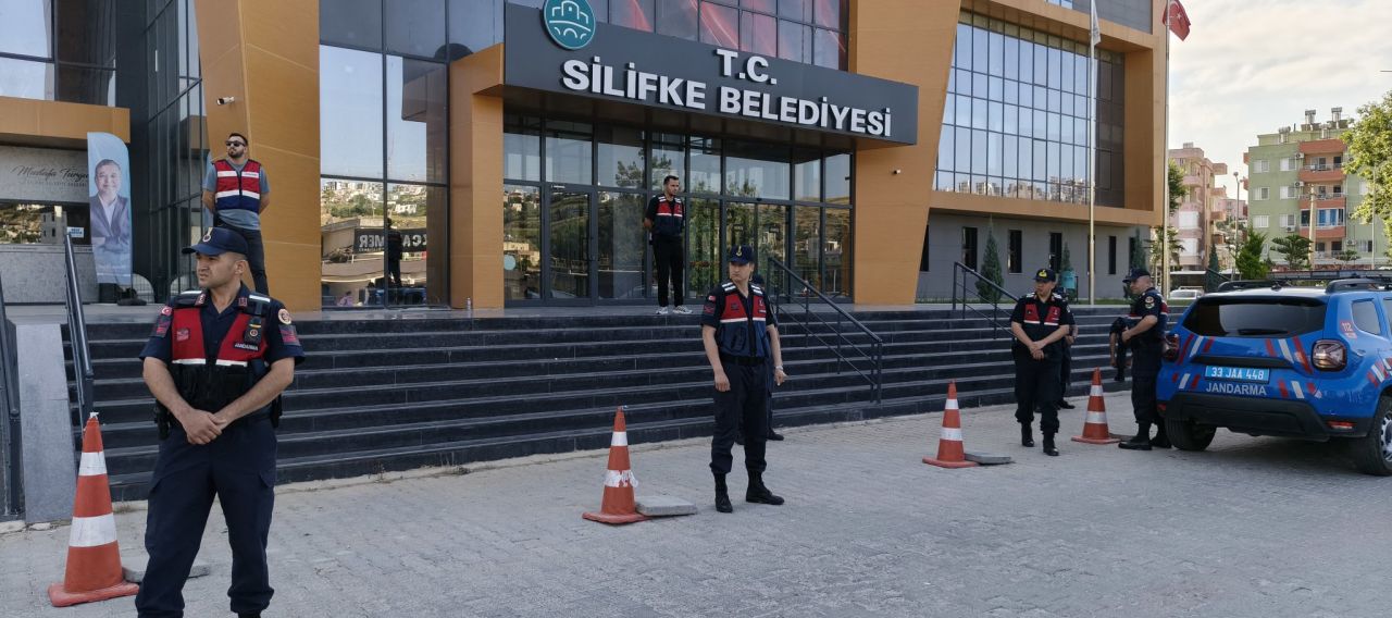 SON DAKİKA | CHP'li Silifke Belediyesi'ne şafak vakti Jandarma operasyonu! Belediye Başkanı Mustafa Turgut da gözaltında... 1