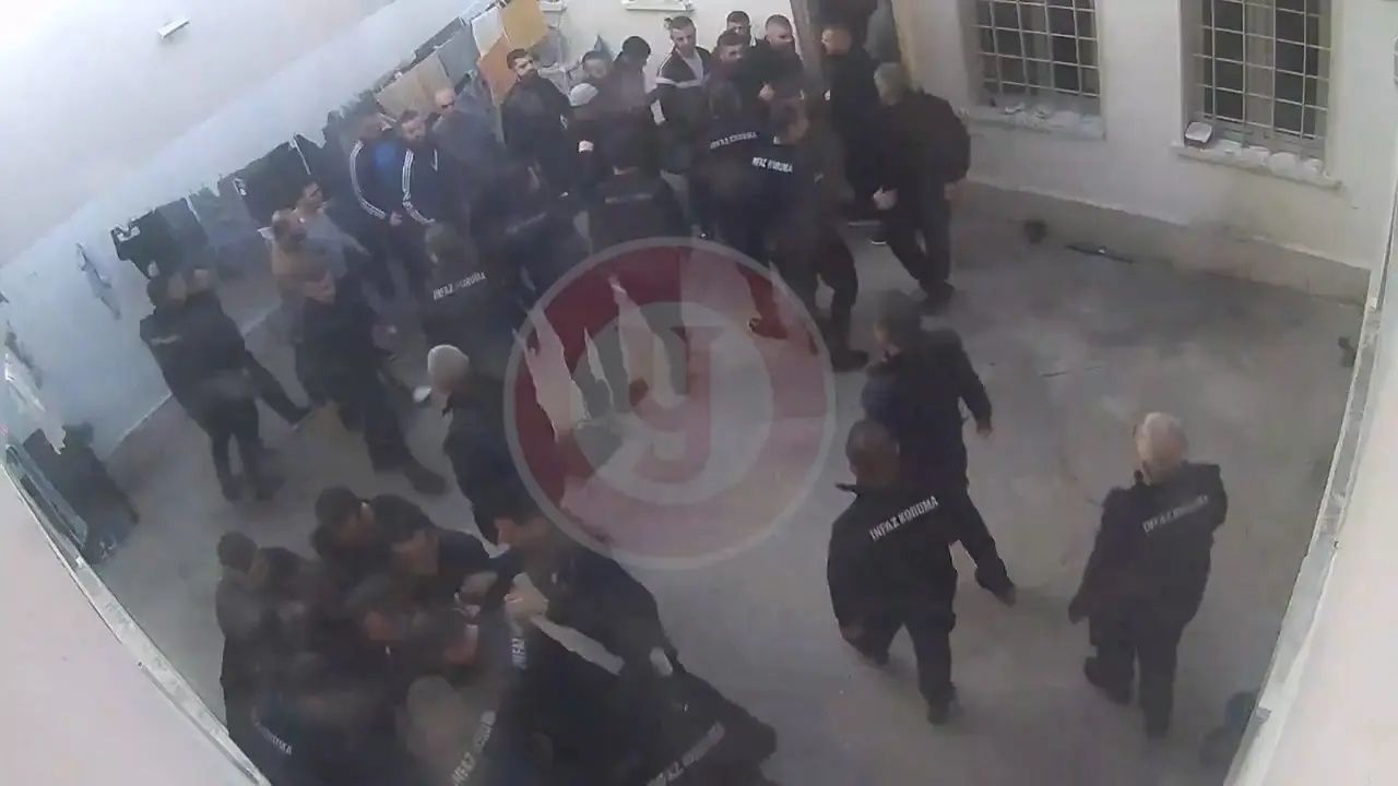 Cezaevinde memurlar işkence mi yaptı? Olayın perde arkası ortaya çıktı: Asma kilitten silah yapıp koğuşu birbirine kattı! 2