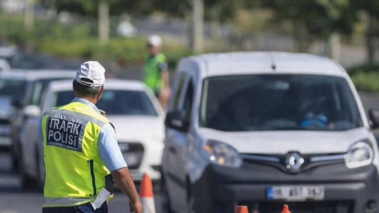 Milyonlarca sürücüye kritik uyarı: Ehliyetinize bakmadan yola çıkmayın! Anında iptal ediyorlar 6