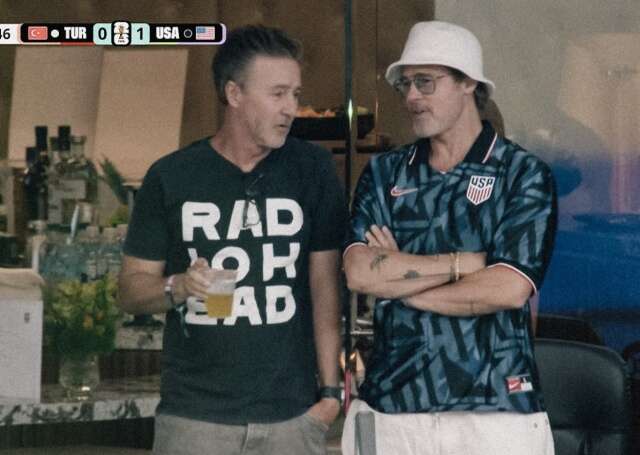 Dünya Kupası'nda yıldızlar geçidi: Brad Pitt ve Leonardo DiCaprio Türkiye-ABD maçını izledi! 4