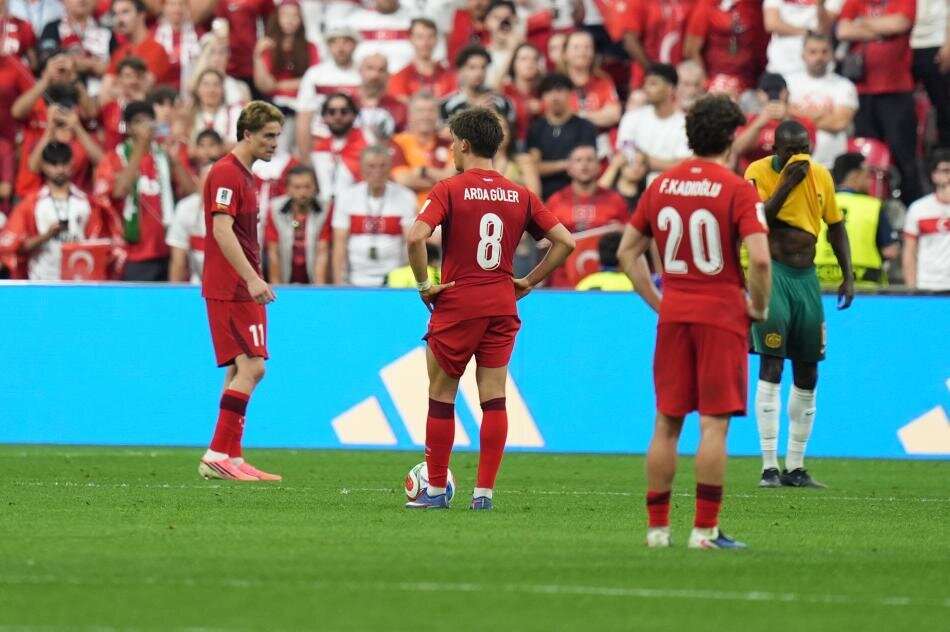 Orkun Kökçü'nün babası milli takım kampında ortalığı karıştırdı! İbrahim Hacıosmanoğlu, Vincenzo Montella ve Hakan Çalhanoğlu'nu bağıra çağıra eleştirdi! Artık aileler milli takım kampına sokulmayacak 2