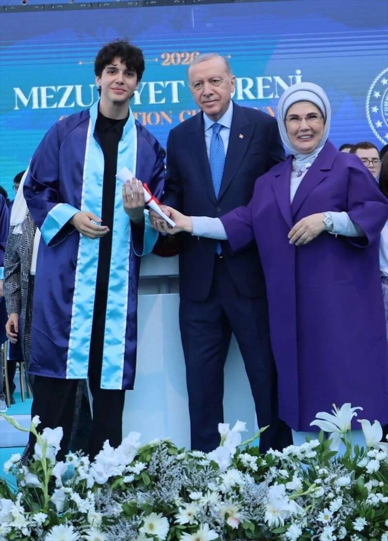 Erdoğan ailesinin en mutlu günü: Cumhurbaşkanı Erdoğan torunu Ömer Tayyip Erdoğan'a diplomasını kendi elleriyle verdi! 4