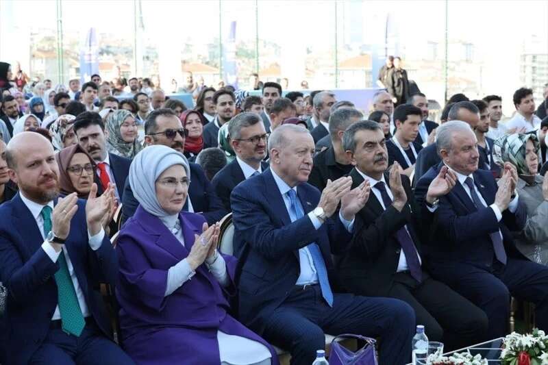 Erdoğan ailesinin en mutlu günü: Cumhurbaşkanı Erdoğan torunu Ömer Tayyip Erdoğan'a diplomasını kendi elleriyle verdi! 3