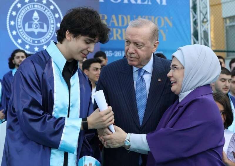 Erdoğan ailesinin en mutlu günü: Cumhurbaşkanı Erdoğan torunu Ömer Tayyip Erdoğan'a diplomasını kendi elleriyle verdi! 9
