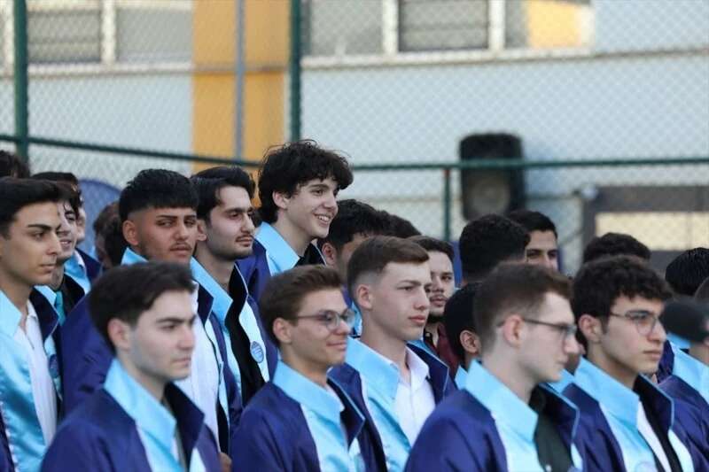 Erdoğan ailesinin en mutlu günü: Cumhurbaşkanı Erdoğan torunu Ömer Tayyip Erdoğan'a diplomasını kendi elleriyle verdi! 6