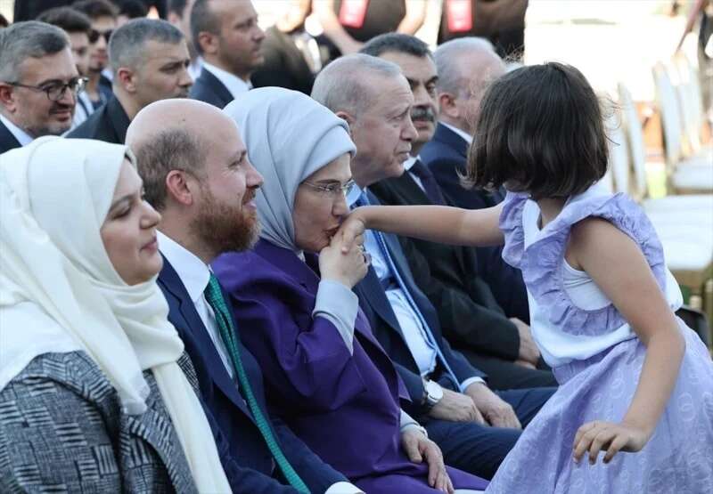 Erdoğan ailesinin en mutlu günü: Cumhurbaşkanı Erdoğan torunu Ömer Tayyip Erdoğan'a diplomasını kendi elleriyle verdi! 2