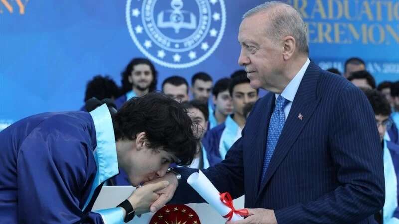 Erdoğan ailesinin en mutlu günü: Cumhurbaşkanı Erdoğan torunu Ömer Tayyip Erdoğan'a diplomasını kendi elleriyle verdi! 10