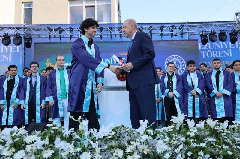 Erdoğan ailesinin en mutlu günü: Cumhurbaşkanı Erdoğan torunu Ömer Tayyip Erdoğan'a diplomasını kendi elleriyle verdi! 1
