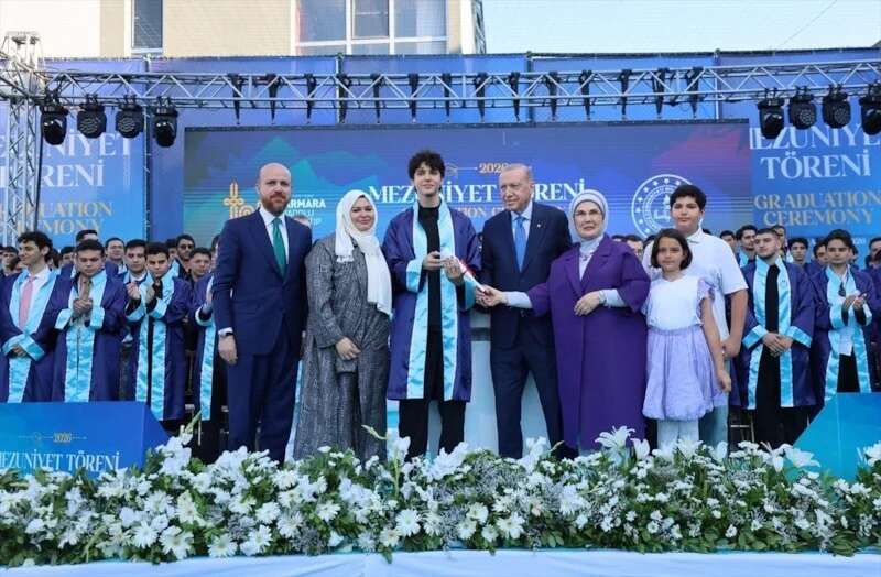 Erdoğan ailesinin en mutlu günü: Cumhurbaşkanı Erdoğan torunu Ömer Tayyip Erdoğan'a diplomasını kendi elleriyle verdi! 7