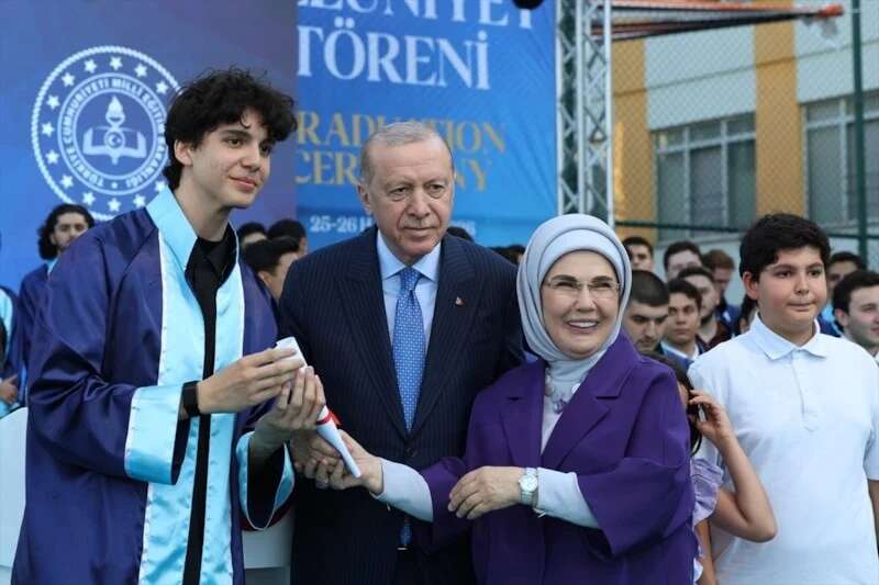 Erdoğan ailesinin en mutlu günü: Cumhurbaşkanı Erdoğan torunu Ömer Tayyip Erdoğan'a diplomasını kendi elleriyle verdi! 5